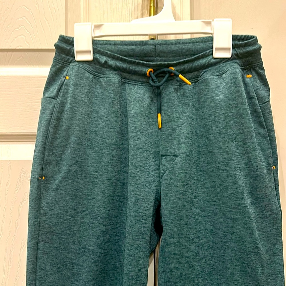 Vineyard Vines Boys performance joggers size Large. Forrest green. No snags